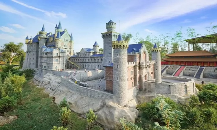 Replika Kastil Neuschwanstein Jerman yang ada di Mini Mania Puncak. (Instagram Mini Mania, @minimania.puncak) - Image