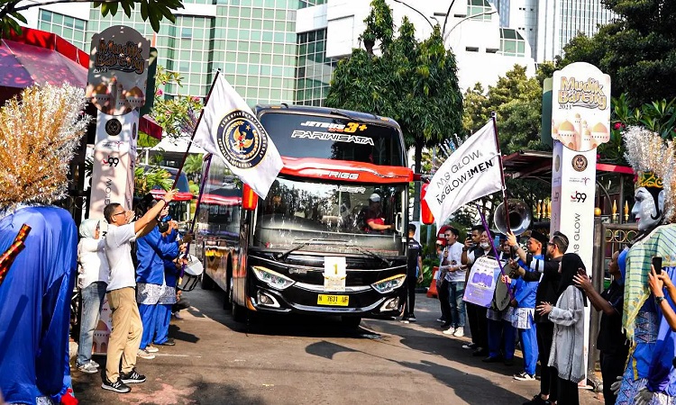 Menparekraf beserta Ms Glow memberangkatkan 500 pemudik ke Jawa Tengah dan Jawa Timur. (Sumber Foto : Vedhit) - Image