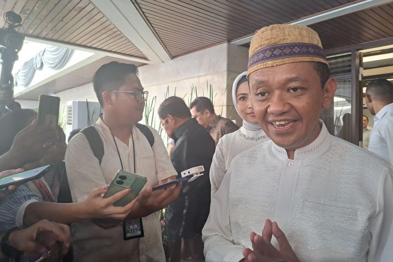 Menteri Investasi/Kepala Badan Koordimasi Penanaman Modal (BKPM) Bahlil Lahadalia berbicara kepada awak media di sela-sela acara open house merayakan Idul Fitri 1445 H di rumah dinasnya, Rabu (8/4). - Image