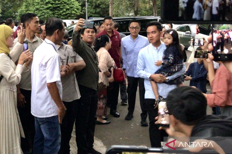Calon wakil presiden terpilih/Wali Kota Surakarta Gibran Rakabuming Raka (kanan) bertandang ke kediaman Prabowo Subianto di Jalan Kertanegara Nomor 4, Jakarta, Rabu (10/4/2024). - Image