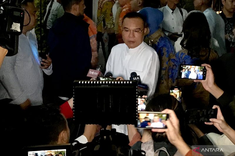 Ketua Harian DPP Partai Gerindra/Ketua Koordinator Strategis Tim Kampanye Nasional (TKN) Prabowo-Gibran Sufmi Dasco Ahmad menjawab pertanyaan wartawan. - Image