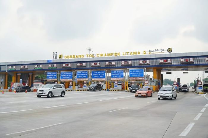 Arus lalu lintas di Gerbang Tol Cikampek Utama. - Image