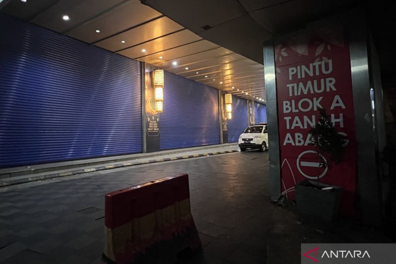 Pasar Tanah Abang Blok A tutup dari tanggal 10–21 April 2024 untuk perawatan gedung dan peralatan penunjang operasional, Jakarta, Rabu (10/4/2024). ANTARA/Putu Indah Savitri - Image