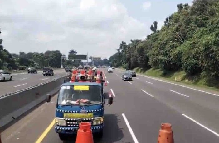 Situasi arus lalu lintas di ruas Tol Jakarta - Cikampek saat diterapkan rekayasa lalu lintas cobtraflow, Kamis (11/4). - Image