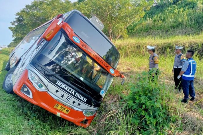 Bus Rosalia Indah mengalami kecelakaan di ruas Tol Semarang-Batang, Kamis (11/4). - Image