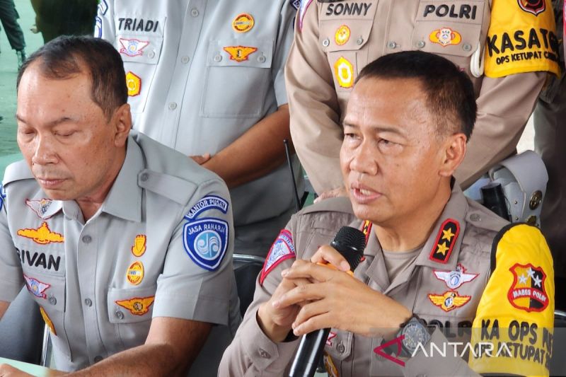 Kakorlantas Irjen Pol. Aan Suhanan usai menengok kondisi penumpang korban kecelakaan bus Rosalia Indah di Tol Semarang-Batang, Kamis (11/4). - Image