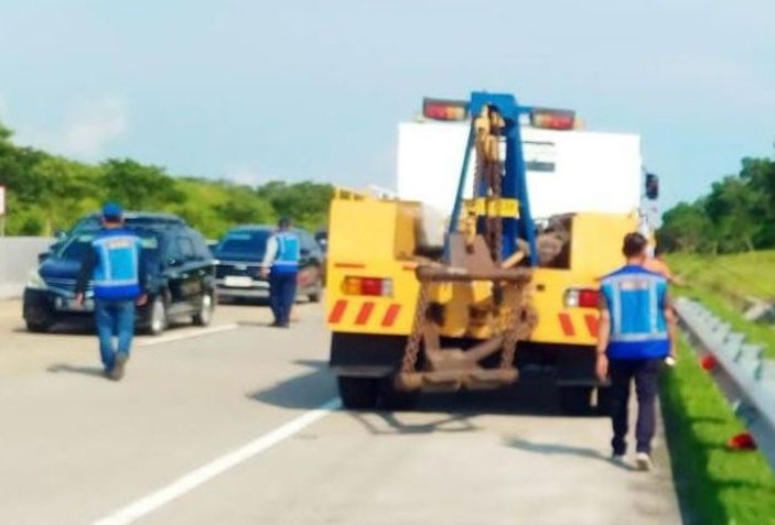 Evakuasi kendaraan yang mengalami kecelakaan di ruas Tol Batang-Semarang. - Image