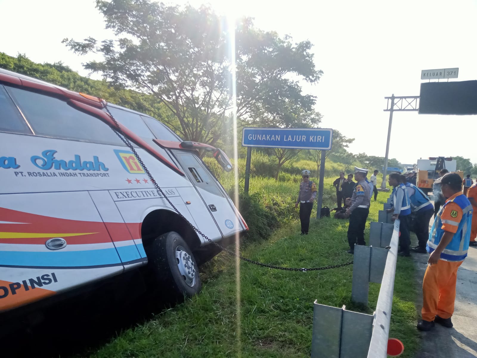 Bus Rosalia Indah masuk ke dalam parit di ruas Tol Batang-Semarang, Jawa Tengah pada Kamis (11/4) sekitar pukul 06.35 WIB. - Image