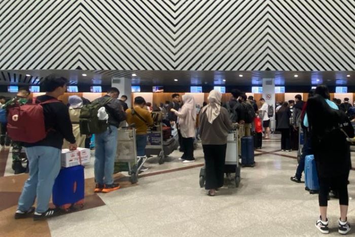 Ratusan ribu orang terbang tinggalkan Jawa Timur melalui Bandara Juanda Sidoarjo selama H-1 hingga hari H Lebaran. - Image