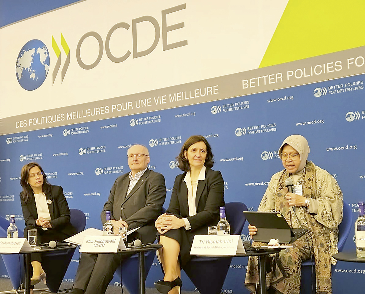 PEMAPARAN: Tri Rismaharini (kanan) di forum OECD di Paris (10/4). - Image