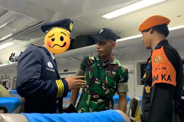 TANGKAPAN LAYAR. Oknum TNI sedang dikonfirmasi oleh kondektur, diduga memotret perempuan di kereta api. - Image