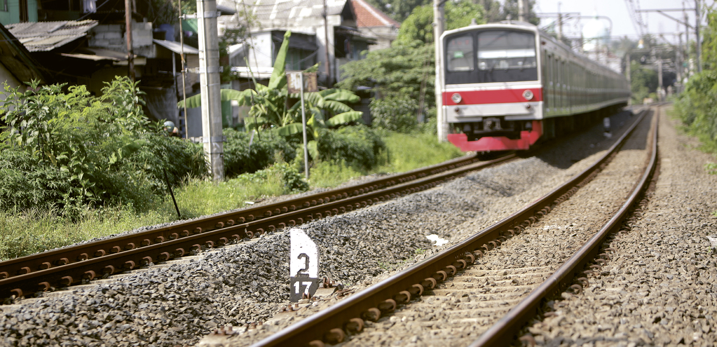 KENANGAN PAHIT: KRL melintas tepat di titik lokasi kecelakaan tragedi Bintaro, yakni KM 17+252 Tanah Abang-Rangkasbitung, Kamis (4/4). - Image