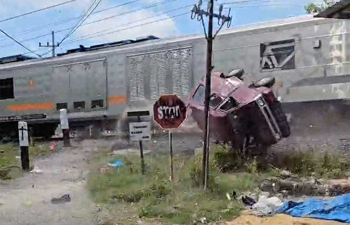 PETAKA DI HARI RAYA: KA Argo Semeru saat menabrak Suzuki Carry di perlintasan sebidang tak berpalang di Kabupaten Madiun. Tak ada korban jiwa dalam kejadian tersebut. - Image