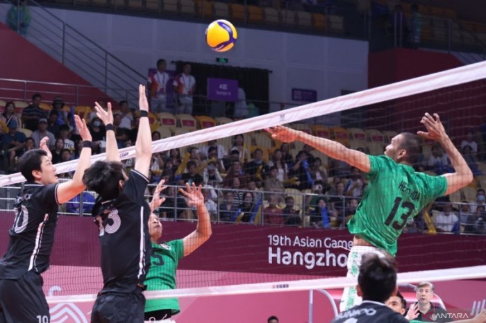 Pemain timnas voli Indonesia Hernanda Zulfi melakukan spike saat menghadapi Korea Selatan dalam pertandingan perebutan tempat ketujuh-kedelapan ajang Asian Games 2022. (ANTARA/HO-AVC) - Image
