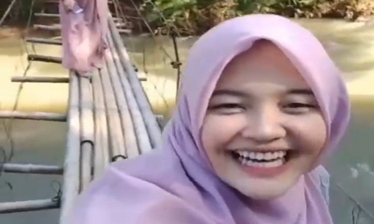 : Salah seorang korban, Shinta Puspitasari, mengungkapkan bahwa ia sempat merekam video ketika melintas jembatan sebelum kejadian tragis itu terjadi. (Tangkapan layar akun Instagram @memomedsos) - Image