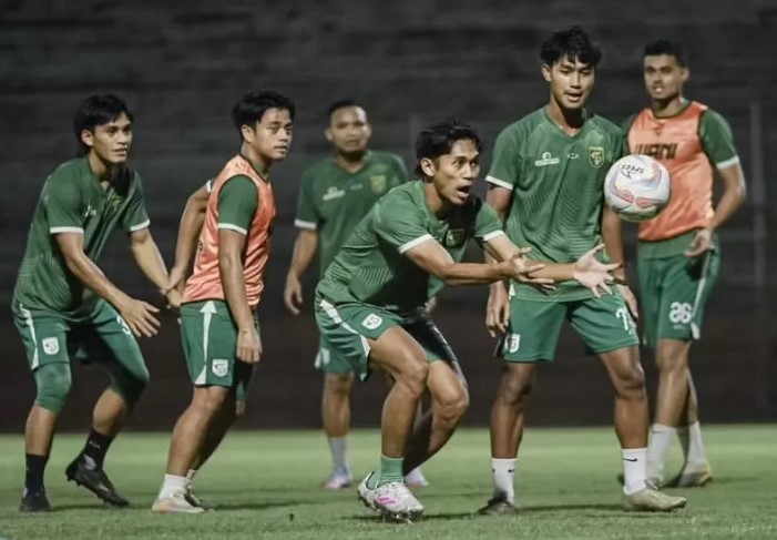 Persebaya menjalani latihan kembali usai jeda dua hari. - Image