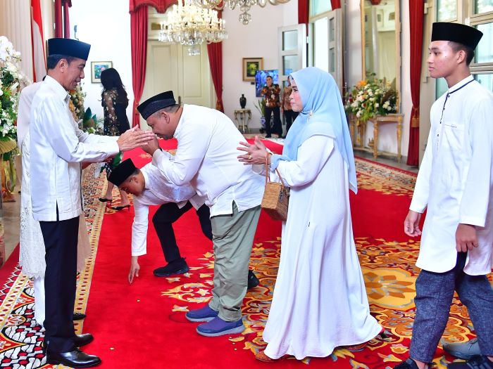 Wakil Menteri Ketenagakerjaan RI Afriansyah Noor silaturahmi dengan Presiden RI Joko Widodo dalam acara open house di Istana Negara. - Image