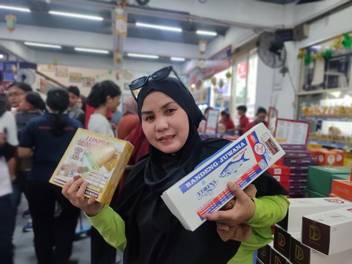 MEMBLUDAK : Pembeli oleh-oleh mengantre di Toko Bandeng Juwana Erlina Jalan Pandanaran, Sabtu (13/4/2024). (IDA FADILAH/JAWA POS RADAR SEMARANG) - Image