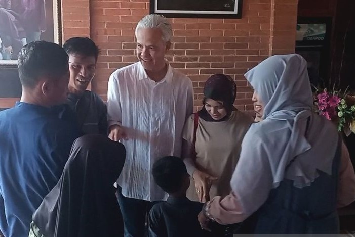 Mantan Gubernur Jawa Tengah Ganjar Pranowo didampingi istri Siti Atikoh Suprianti dalam acara gelar griya di Purbalingga, Sabtu (13/4). - Image