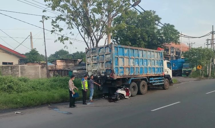 Seorang pengendara motor Honda tewas usai menabrak truk tronton yang parkir di Jalan Tambak Osowilangun, Surabaya (IST). - Image