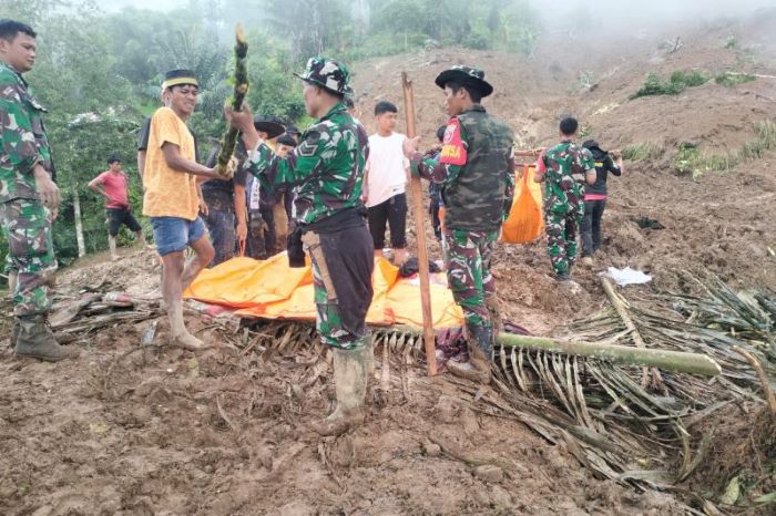 Proses evakuasi korban tanah longsor di Makale, Tana Toraja, Minggu (14/4). - Image