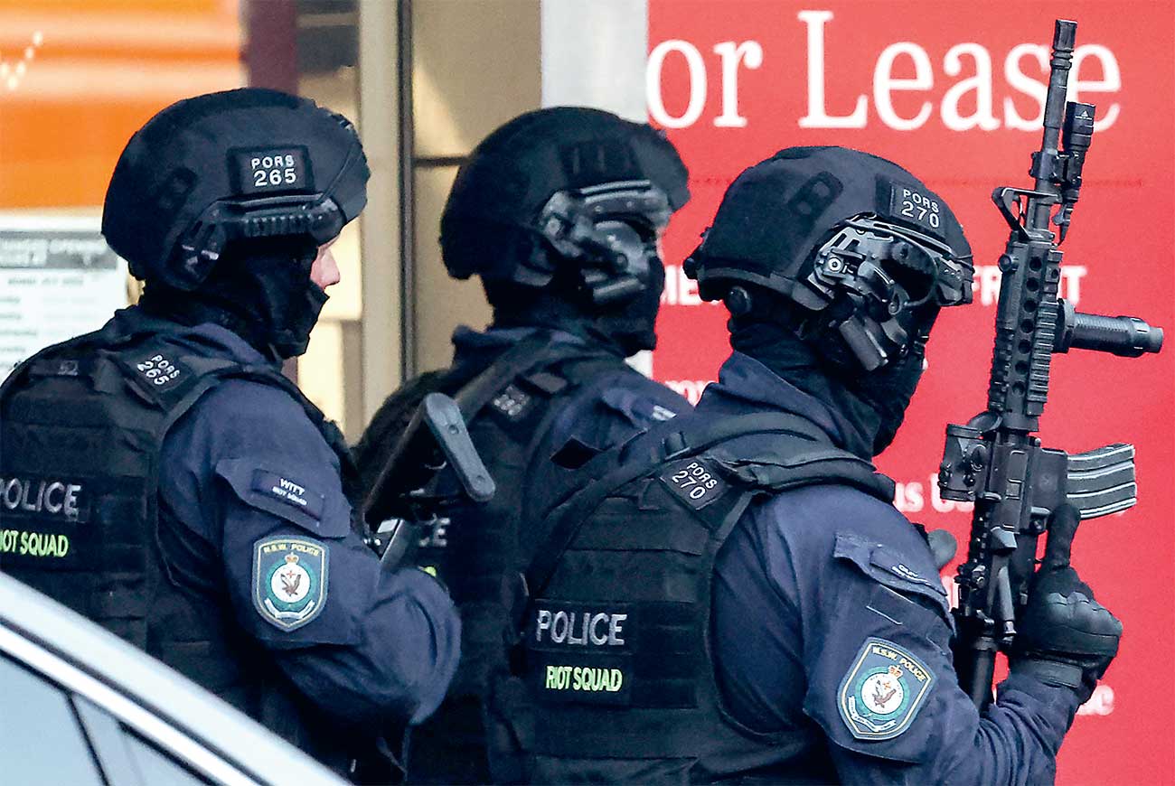 TEROR DI PUSAT PERBELANJAAN: Polisi Australia memasuki Mal Westfield Bondi Junction, Sydney, untuk berburu pelaku penikaman. - Image