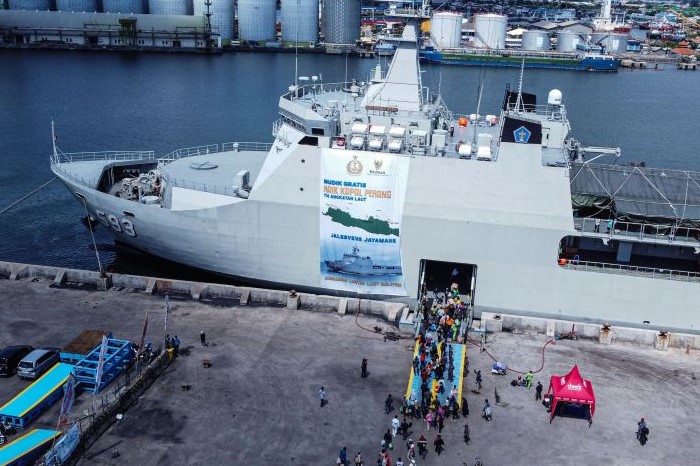 Pemudik memasuki KRI Banda Aceh saat arus balik atau arus milir Lebaran, di Pelabuhan Tanjung Mas, Semarang, Minggu (14/4). - Image