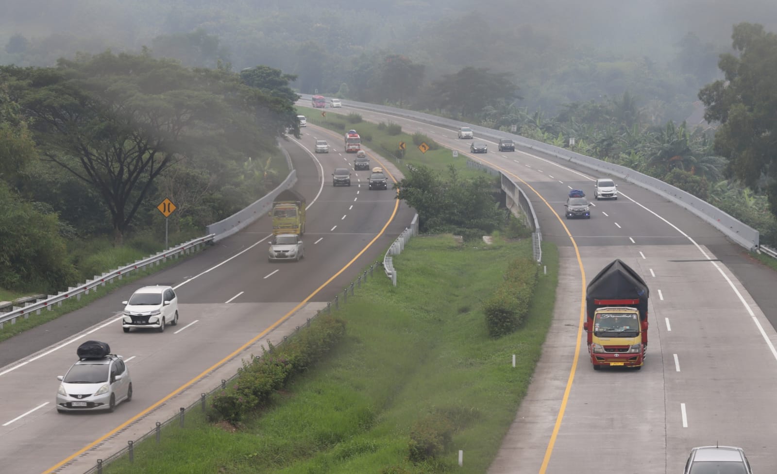 Suasana lalu lintas arus balik Lebaran di Km 181 tol Cipali, Minggu (14/4). - Image