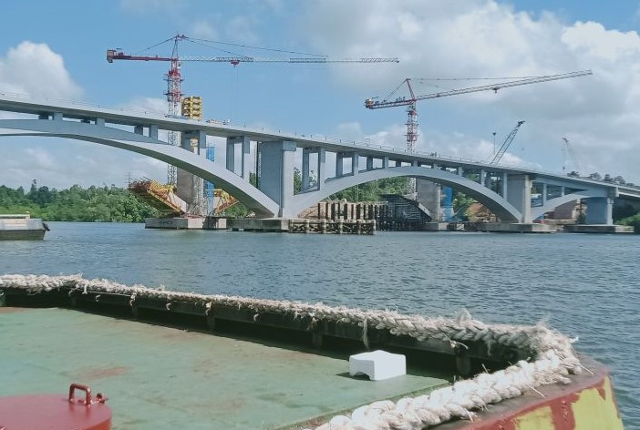 Pengerjaan kembaran bentang pendek Jembatan Pulau Balang di Kabupaten Penajam Paser Utara, Provinsi Kalimantan Timur. - Image
