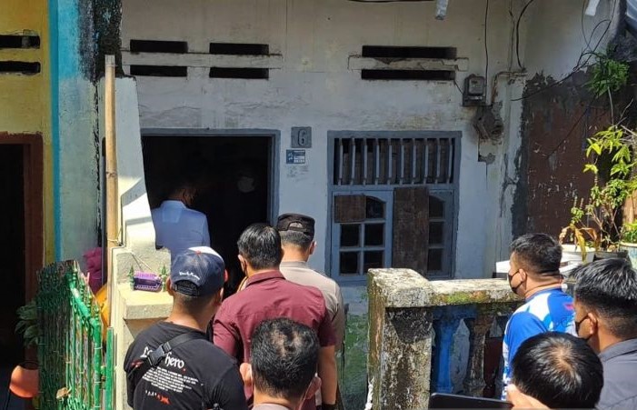 Suasana olah tempat kejadian perkara (TKP) di lokasi pembunuhan IRT yang ditimbun di belakang rumah di Makassar. - Image