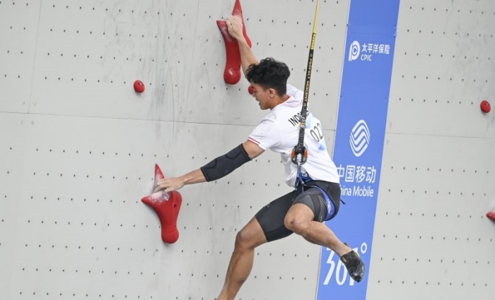 Pemanjat tebing Indonesia Kiromal Katibin memanjat pada kualifikasi speed putra Asian Games 2022 di Shaoxing Keqiao Yangshan Sport Climbing Centre, Tiongkok, Selasa (3/10/2023). ANTARA/Hafidz Mubarak - Image