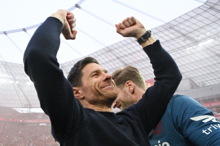 Pelatih Bayer Leverkusen Xabi Alonso merayakan gelar Bundesliga 2024. (AFP/INA FASSBENDER) - Image