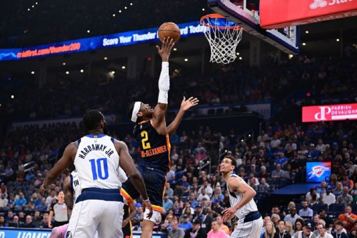 Pemain Oklahoma City Thunder Shai Gilgeous-Alexander melakukan layup saat melawan Dallas Mavericks di pertandingan terakhir musim reguler NBA 2023-2024 di Paycom Center Oklahoma City, Oklahoma. - Image