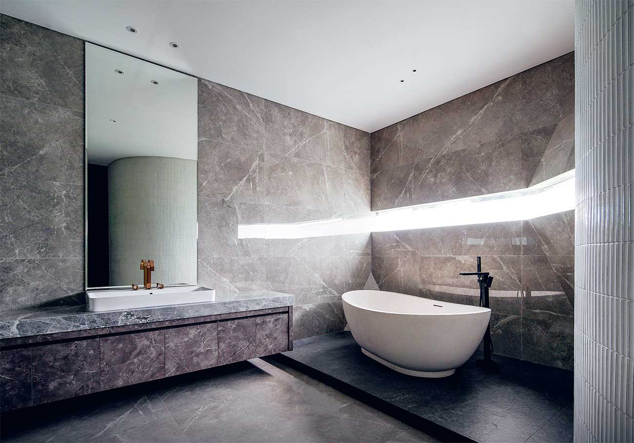 SEMUA TERANG: Strip lighting pada kamar mandi membuatnya tetap mendapat cahaya alami di siang hari.