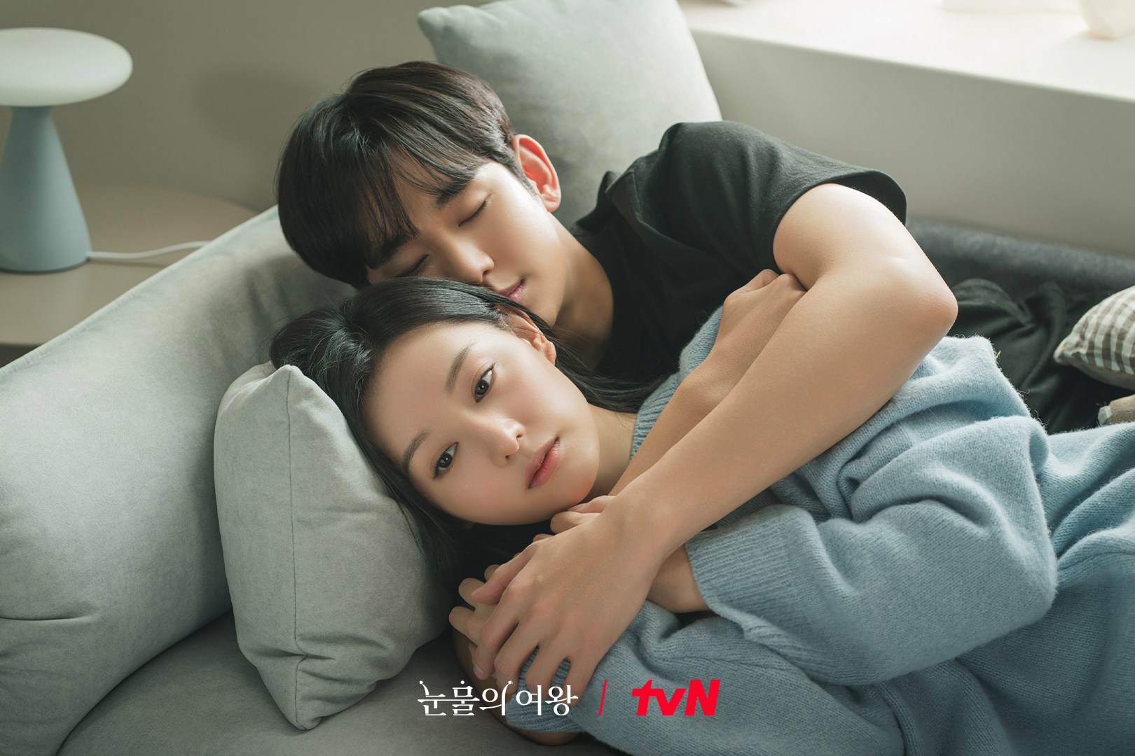 Penampilan aktor papan atas Korea Selatan Kim Soo Hyun dan Kim Ji Won di drama ‘Queen of Tears’ (2024)./(X/@CJnDrama) - Image