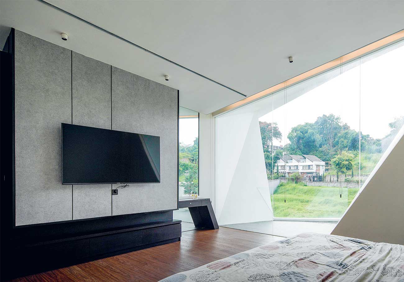 VIEW UNIK: Master bedroom juga mendapat aksen permainan garis pada dinding kaca.
