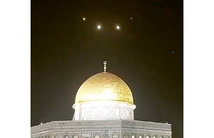 AKSI BALASAN: Tangkapan laar dari video menunjukkan rudal-rudal Iran melintasi langit di atas Masjidilaqsa. Sasaran rudal-rudal itu adalah pangkalan militer Israel. - Image