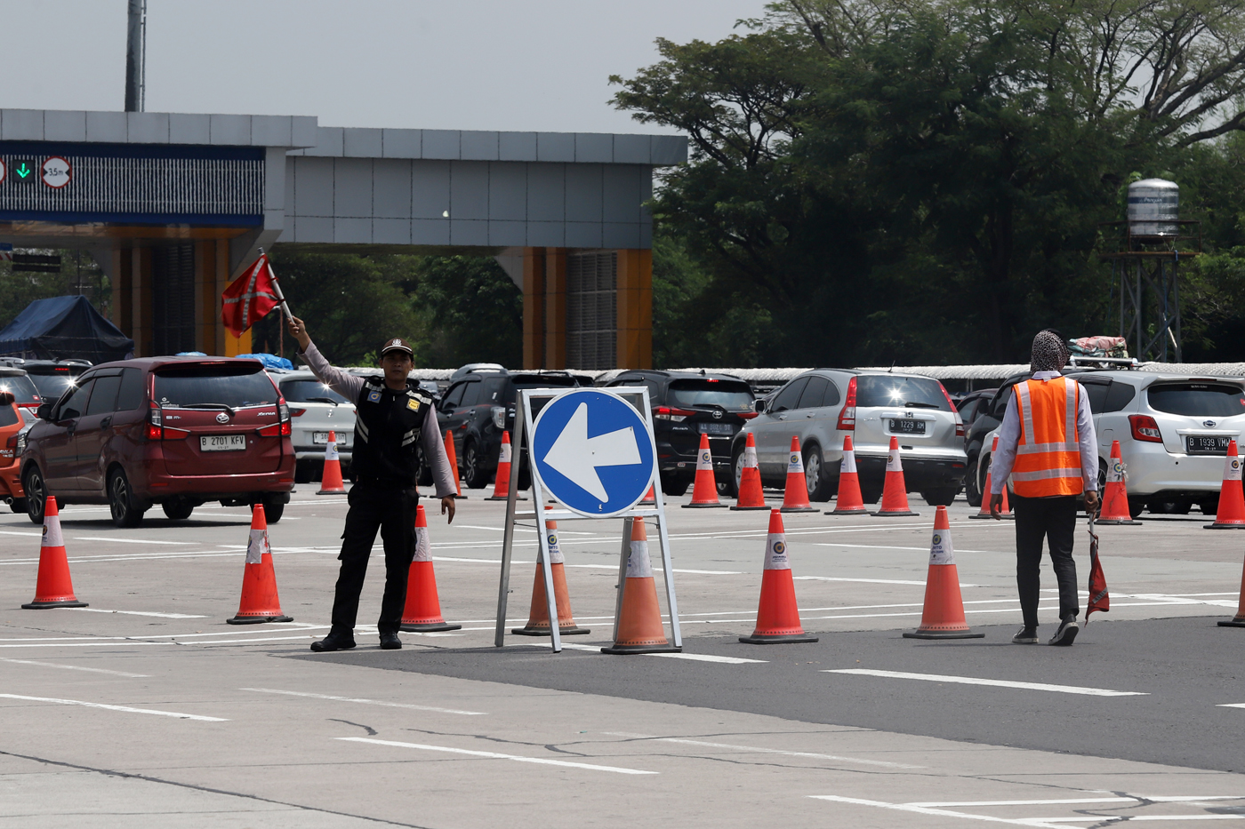 Antrian panjang mobil saat akan memasuki gerbang tol Cikampek Utama arah Jakarta, Minggu (14/4/2024). Pemerintah menerapkan rekayasa lalu lintas berupa one way, contraflow, dan ganjil-genap untuk mengurai kepadatan lalu lintas arus balik Lebaran 2024. - Image