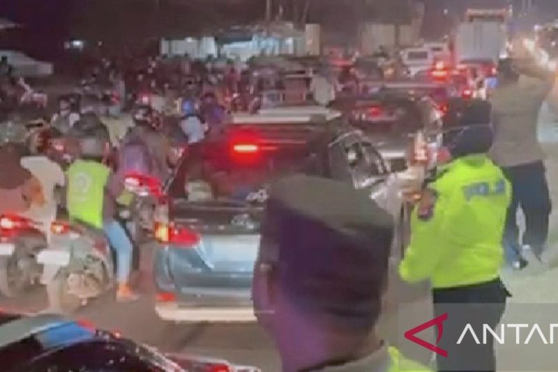 Jalan arteri Karawang dipadati pengendara pada arus balik lebaran - Image