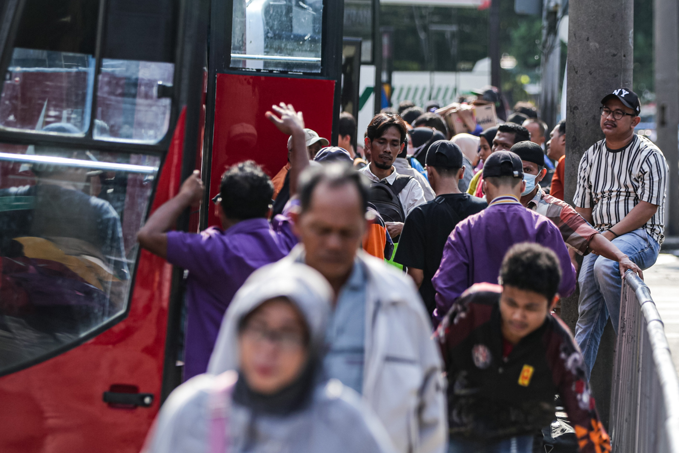 Sejumlah pemudik arus balik saat tiba di Terminal Kampung Rambutan, Jakarta, Senin (15/4/2024). (SALMAN TOYIBI/JAWA POS)
