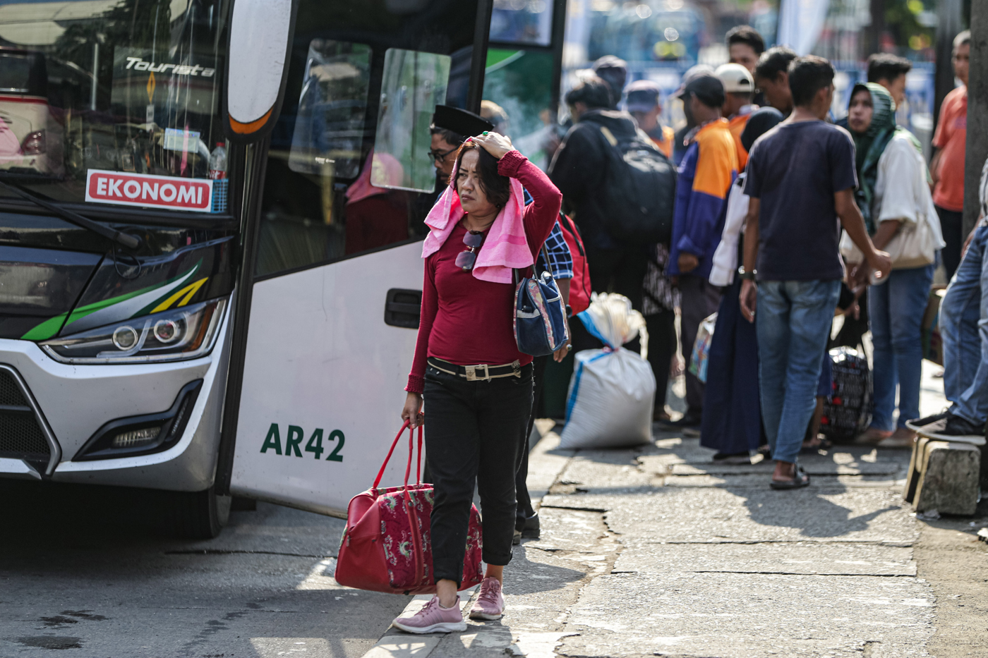 Sejumlah pemudik arus balik saat tiba di Terminal Kampung Rambutan, Jakarta, Senin (15/4/2024).