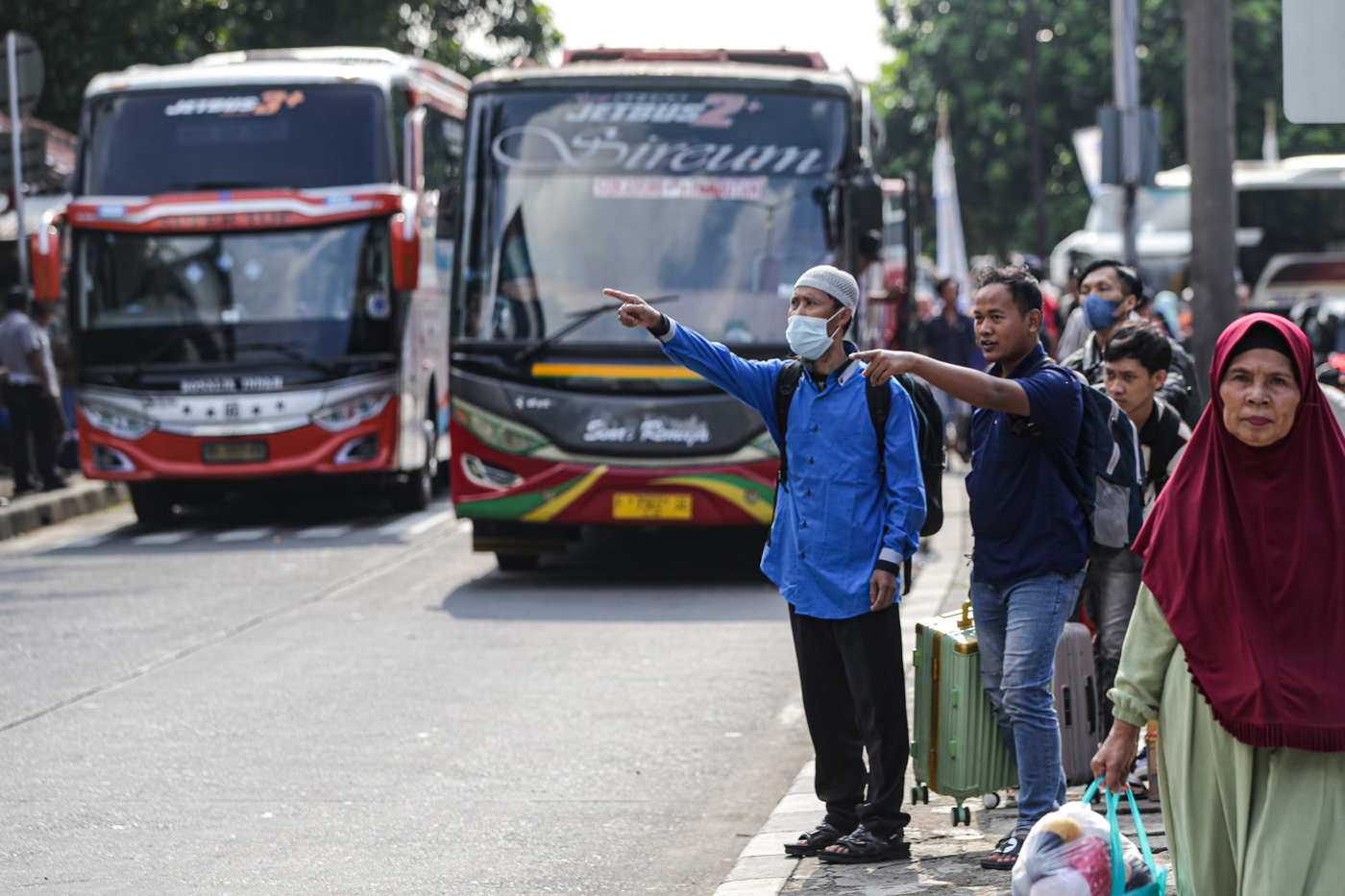 Sejumlah pemudik arus balik saat tiba di Terminal Kampung Rambutan, Jakarta, Senin (15/4/2024).