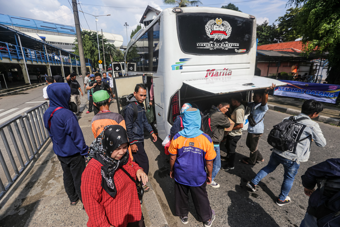 Sejumlah pemudik arus balik saat tiba di Terminal Kampung Rambutan, Jakarta, Senin (15/4/2024). 