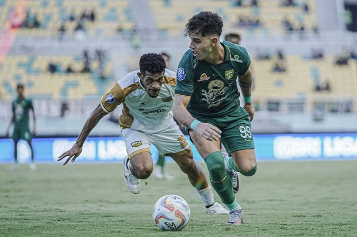 BOBOL GAWANG MANTAN: Ricky Kambuaya (kiri) menunjukkan kualitasnya dengan mencetak gol ke gawang mantan klubnya, Persebaya Surabaya. (Persebaya Surabaya) - Image
