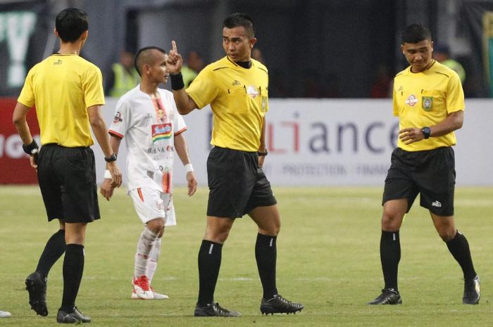 JADI SOROTAN: Wasit Aprisman Aranda (tengah) ketika memimpin laga di Liga 1 Indonesia. (JawaPos) - Image