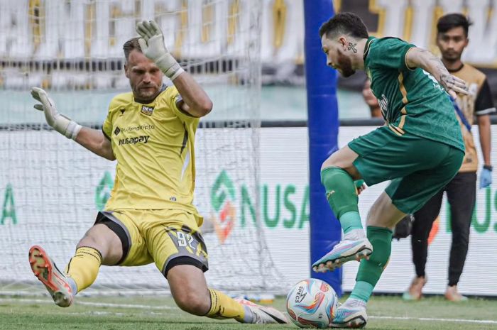GAGAL CETAK GOL: Aksi Robson Duarte yang gagal cetak gol ke gawang Dewa United. (Persebaya Surabaya) - Image