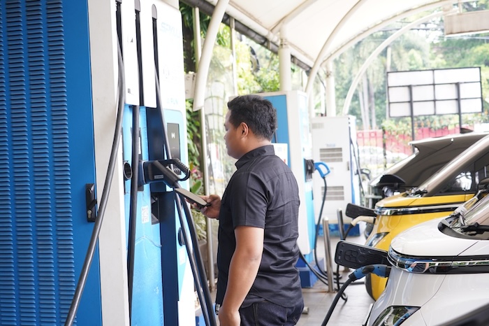 Pemilik kendaraan menggunakan aplikasi PLN Mobile untuk mengisi ulang kendaraan listriknya di Stasiun Pengisian Kendaraan Listrik Umum PLN Unit Induk Distribusi Jakarta (Istimewa). - Image
