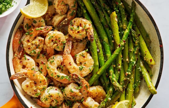 Udang bawang putih dan asparagus (Delish/ Andrew Bui) - Image