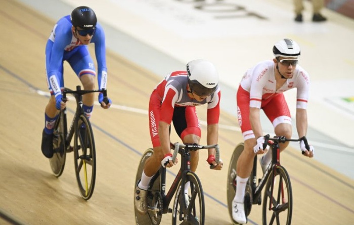 Pembalap sepeda Indonesia Bernard Benyamin Van Aert (tengah) memacu kecepatan dalam final madison putra Tissot UCI Track Nation Cup 2023 di Jakarta International Velodrome, Rawamangun, Jakarta. - Image