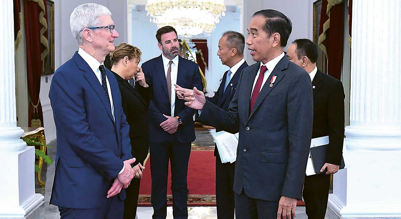 JAJAKI INVESTASI: CEO Apple Tim Cook berbincang dengan Presiden Jokowi di Istana Negara, Rabu (17/4). - Image